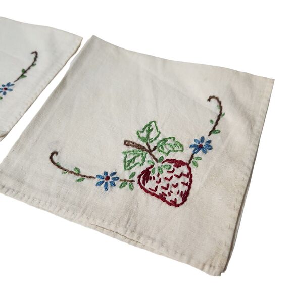 VTG HANKIE SET STRAWBERRY EMBROIDERED DRESSER SCARF POCKET RUNNER ESTATE - Picture 2 of 5